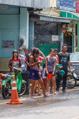Songkran'ı kutlamak