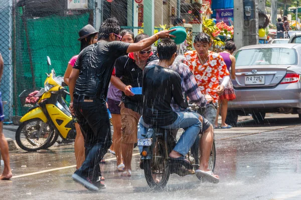 Celebrando el Songkran —  Fotos de Stock