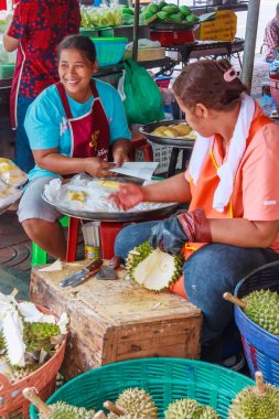 Bangkok, Tayland - 21 Nisan 2011: Kadınlar Durian meyve kesme. Meyve keskin kokusu ile bilinir.