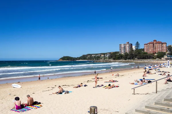 People sunbathing on Manly beach on a hot summers day — Stock Photo, Image