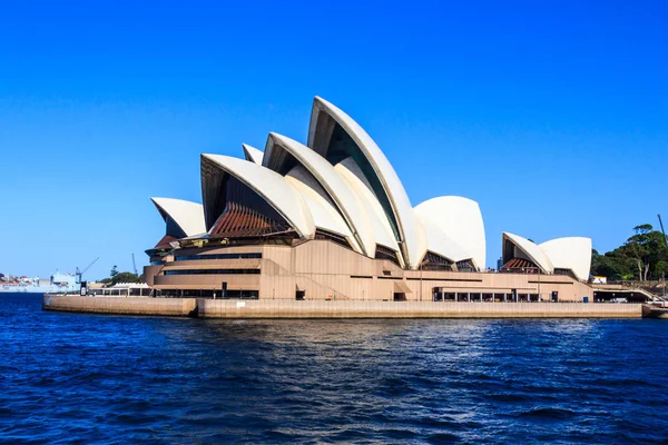 View of the Opera House in Sydney Harbor. — Stock Photo, Image