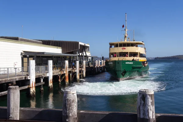 Den Manly färjan Narravälkomnat kommer att docka vid Manly Ferry Terminal — Stockfoto