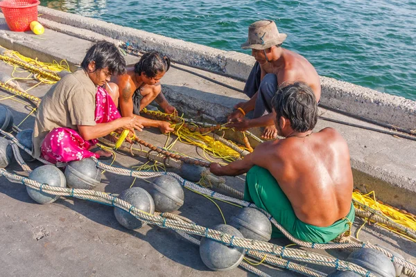 Burmese fishermen mending nets, — Stock Photo, Image