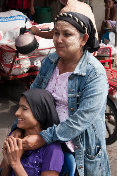 Mae Sot Thailand November 20Th 2011 Two Burmese Women Many — Stock Photo, Image