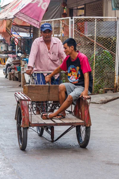 Adam sürme sepeti — Stok fotoğraf