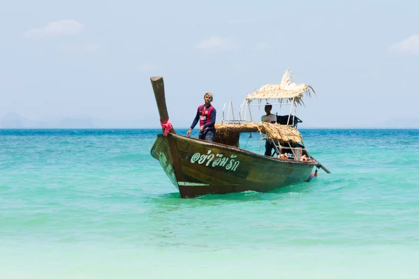 Traditional long tail fishing boat on Koh Lao Liang, Trang, Thai — Stock Photo, Image