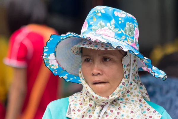 Frau portier, khlong toei wet market, bangkok, thailand — Stockfoto