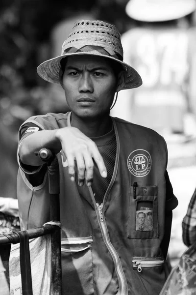 Portero masculino, Khlong Toei mercado húmedo, Bangkok, Tailandia — Foto de Stock