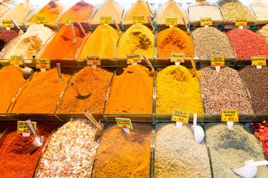Baharat Pazarında Satılık Baharatlar