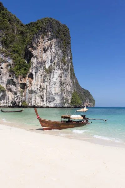 Traditional long tail fishing boat beached on Koh Lao Liang, Tra — Stock Photo, Image