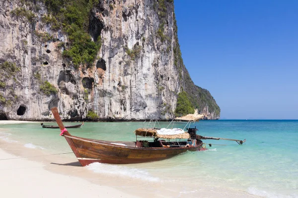 Bateau de pêche traditionnel à longue queue échoué sur Koh Lao Liang, Tra — Photo