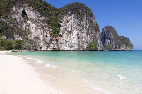 Traditional long tail fishing boat beached on Koh Lao Liang, Tra — Stock Photo, Image