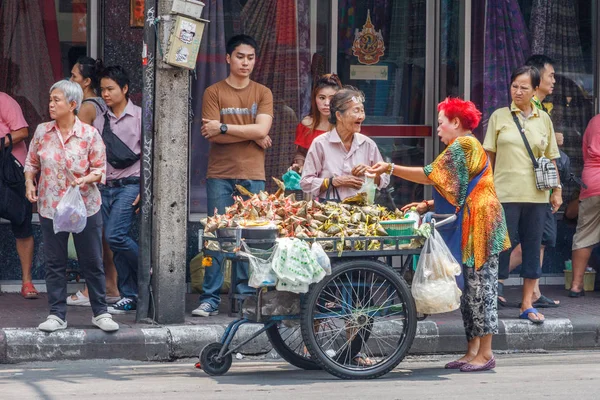 Žena kupující lepkavou rýži — Stock fotografie