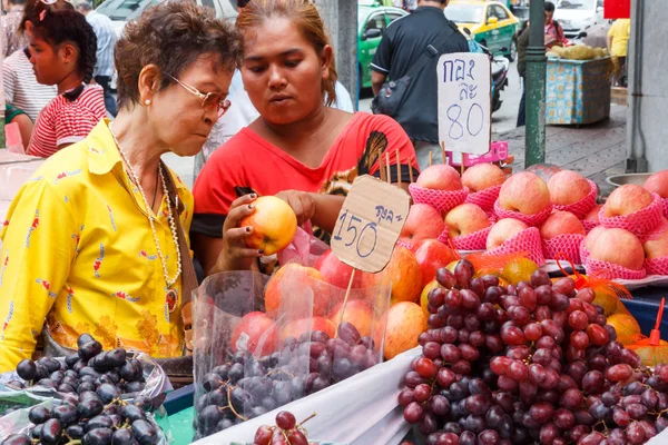 Mujer inspeccionando fruta — Foto de Stock