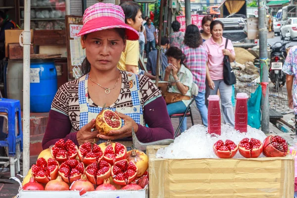 Vendedor venta de jugo de granada , — Foto de Stock
