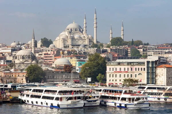 Ferries and the Suleiman mosque — Stock Photo, Image