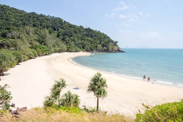 Şelale Körfezi'ndeki kumlu plaj, Koh Lanta, Krabi, Tayland