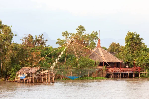 Large fishing net on the Pak Phra river — Stock Photo, Image