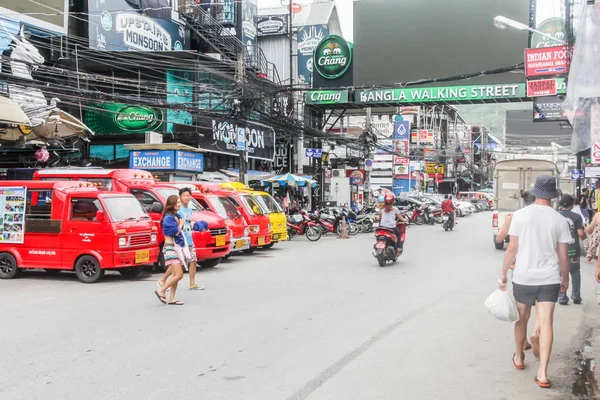 Turyści i tuk-tuks na Bangla Road — Zdjęcie stockowe