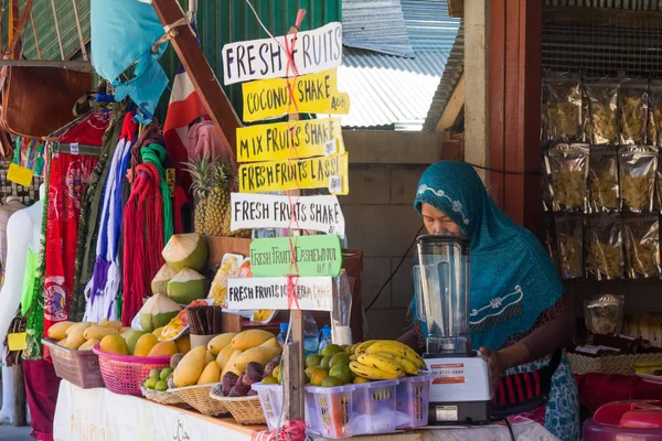 ランタ島 15Th 2016 ランタ島でフルーツシェイクを準備するイスラム教徒の女性 フルーツドリンクは地元の人や観光客に人気です — ストック写真