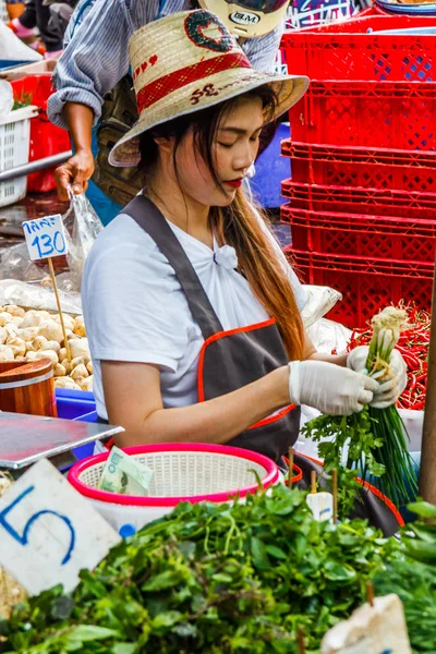 Jonge meisje verkoper op Khlong Toei markt — Stockfoto