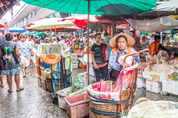 Cena ocupada no mercado de Khlong Toei . — Fotografia de Stock