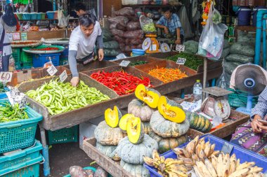 Khlong Toei pazarında sebze tezgahı