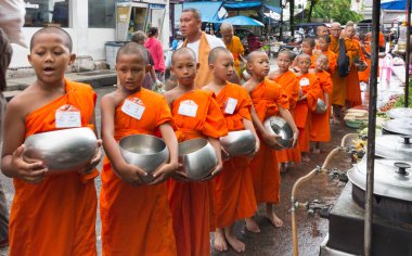 Acemi keşişler eski Phuket kasabasında piyasada sadaka toplama, T