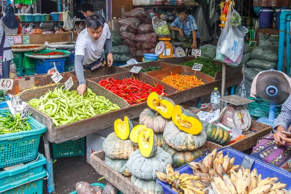 Groente kraam op Khlong Toei markt — Stockfoto