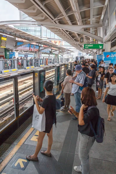 Passengers waiting for  the skytrain — Stock Photo, Image