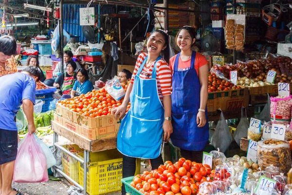 Chicas riendo en puesto de verduras — Foto de Stock