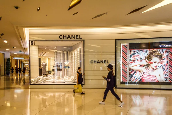 Uma loja Chanel em um shopping . — Fotografia de Stock