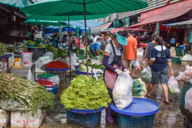 Bangkok, Tayland - 11 Mart 2017: Khlong Toei pazarında satıcılar ve alışveriş yapanlar, şehrin en büyük ıslak pazarı.
