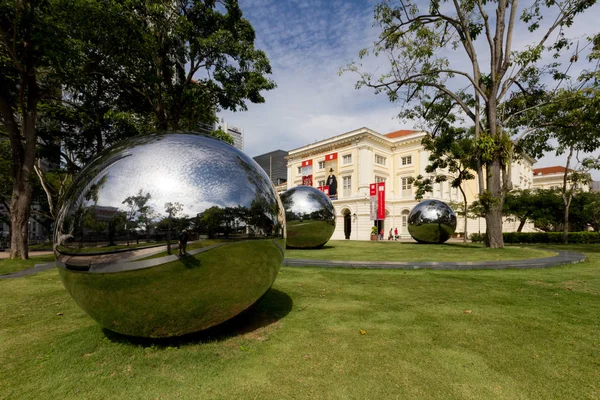 エスプラネードの巨大な銀のボール,シンガポール — ストック写真