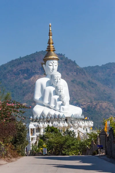 Cinco estatuas blancas de Buda —  Fotos de Stock