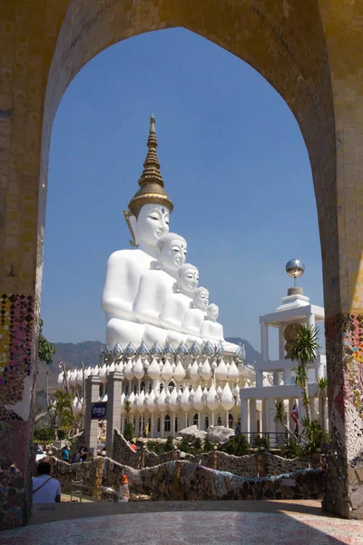 Cinco estatuas blancas de Buda en Wat Pha Sorn Kaew, Khao Kho, Phetch —  Fotos de Stock