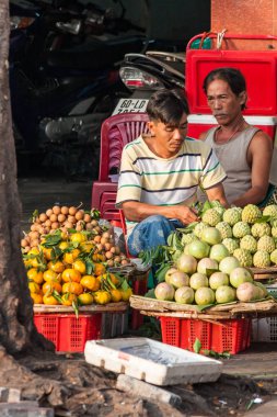 Farklı meyve satan meyve satıcısı. 