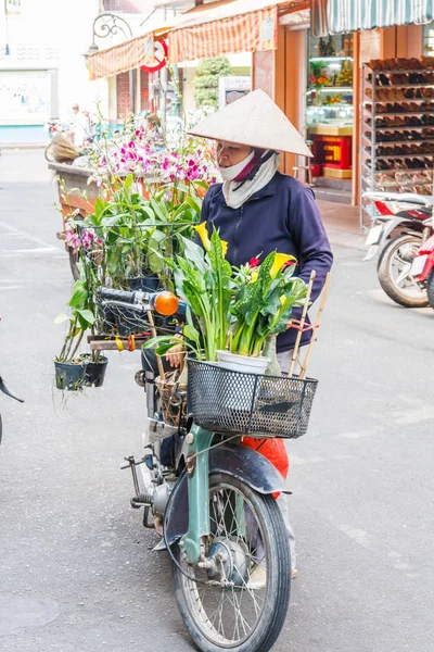 摩托车上的花商. — 图库照片