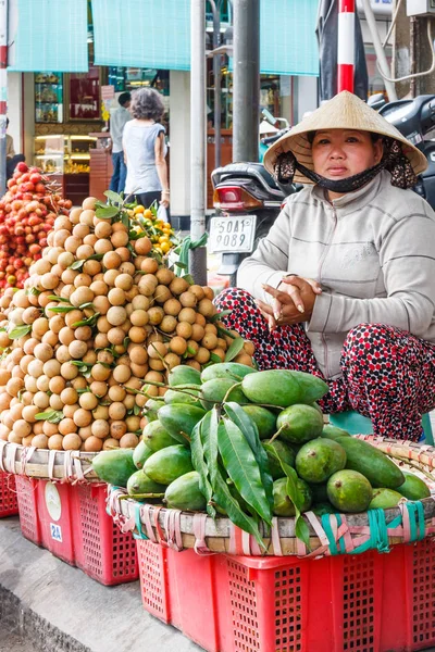 Vendedor ambulante de comida vendiendo fruta . — Foto de Stock