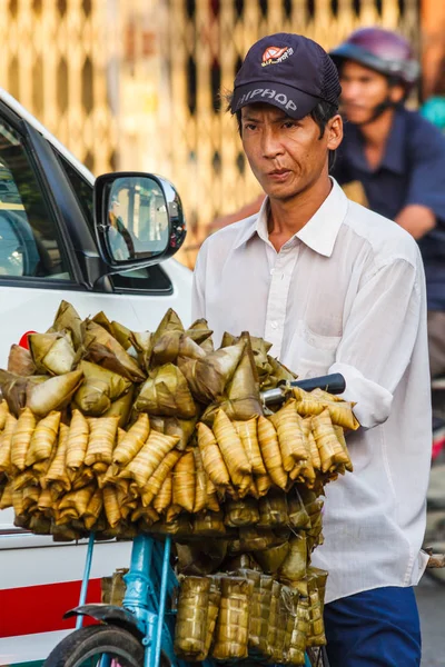 Steamed rice vendor on bicycle. — Stock Photo, Image