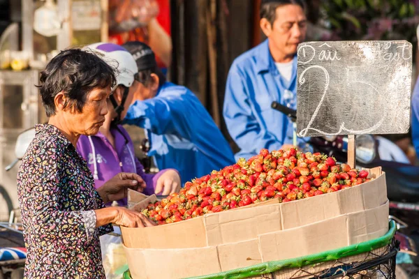 Vendedor de frutas que vende morangos . — Fotografia de Stock
