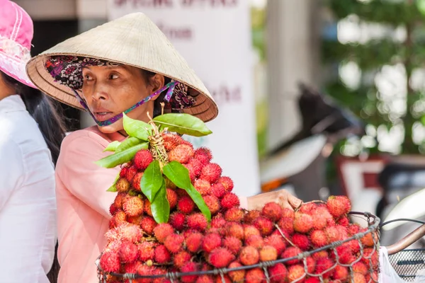 Fruit vendor selling rambutan. — Stock Photo, Image