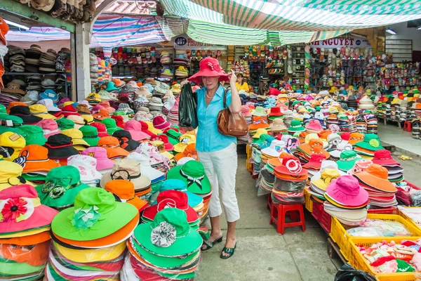 Uma mulher turistas tenta em um chapéu — Fotografia de Stock