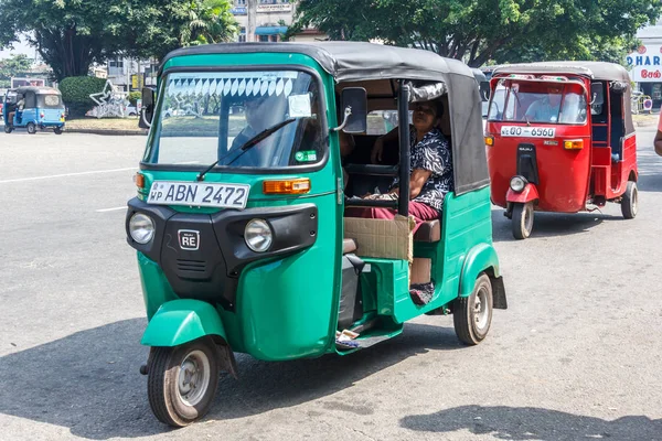 Two tuk tuks on the road. — Stock Photo, Image