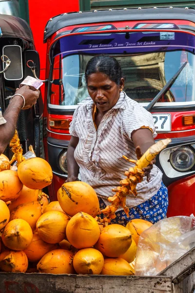 Woman buying coconuts — Stock Photo, Image