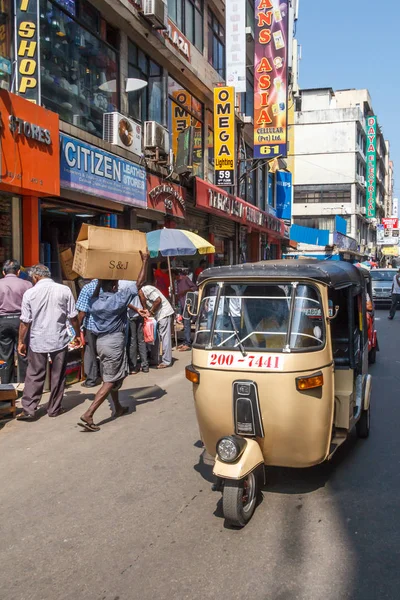 A tuk tuk makes its way down a street — Stock Photo, Image