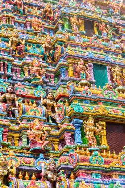 Sri Maha Mariamman te Gopura (kule) üzerinde oyulmuş görüntüler