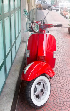 Bangkok, Tayland 'da kırmızı bir Vespa scooter