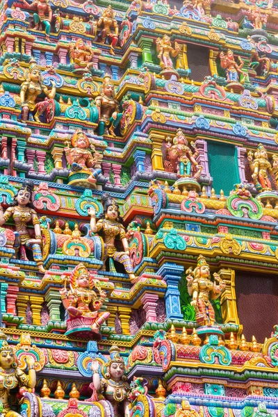 在 Sri Maha Mariamman Te 的 gopura (塔) 上雕刻的图像 — 图库照片