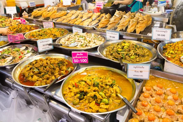 Comida tailandesa en un puesto en el mercado Or Tor Kor, Chatuchak, Bangkok, T —  Fotos de Stock